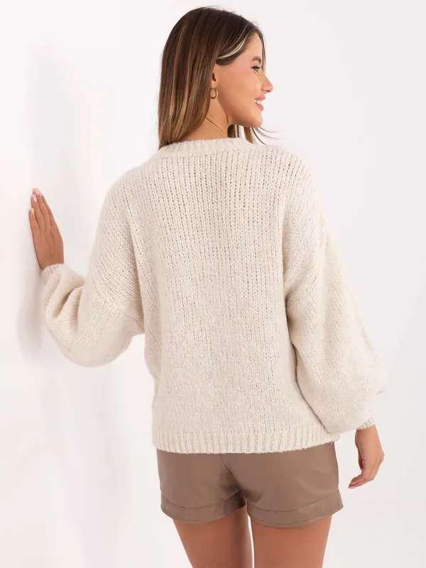 Sweter o luźnym kroju z obniżoną linią ramion