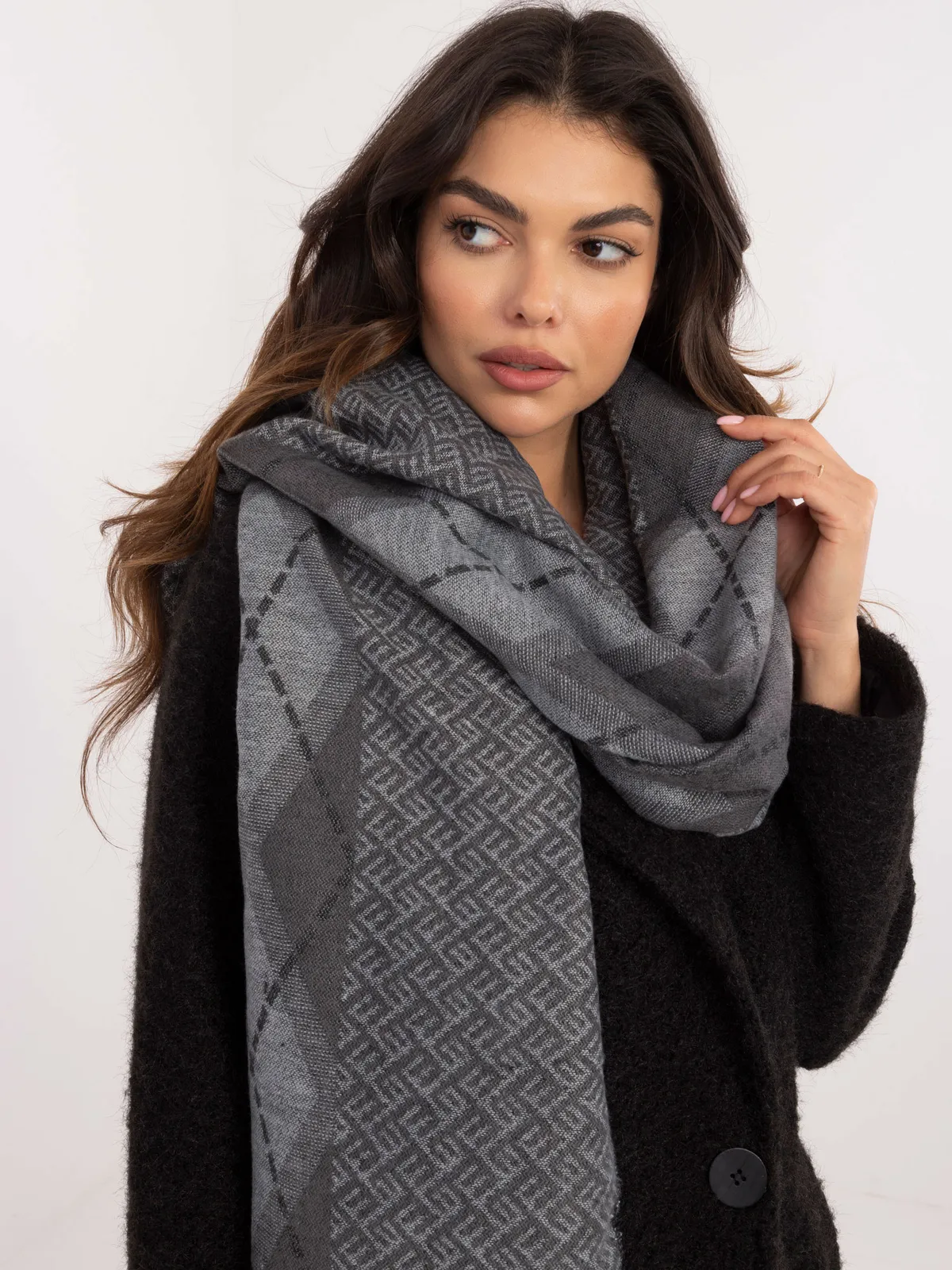 Oversize’owy szal w geometryczny wzór w kratę - zdjęcie 1