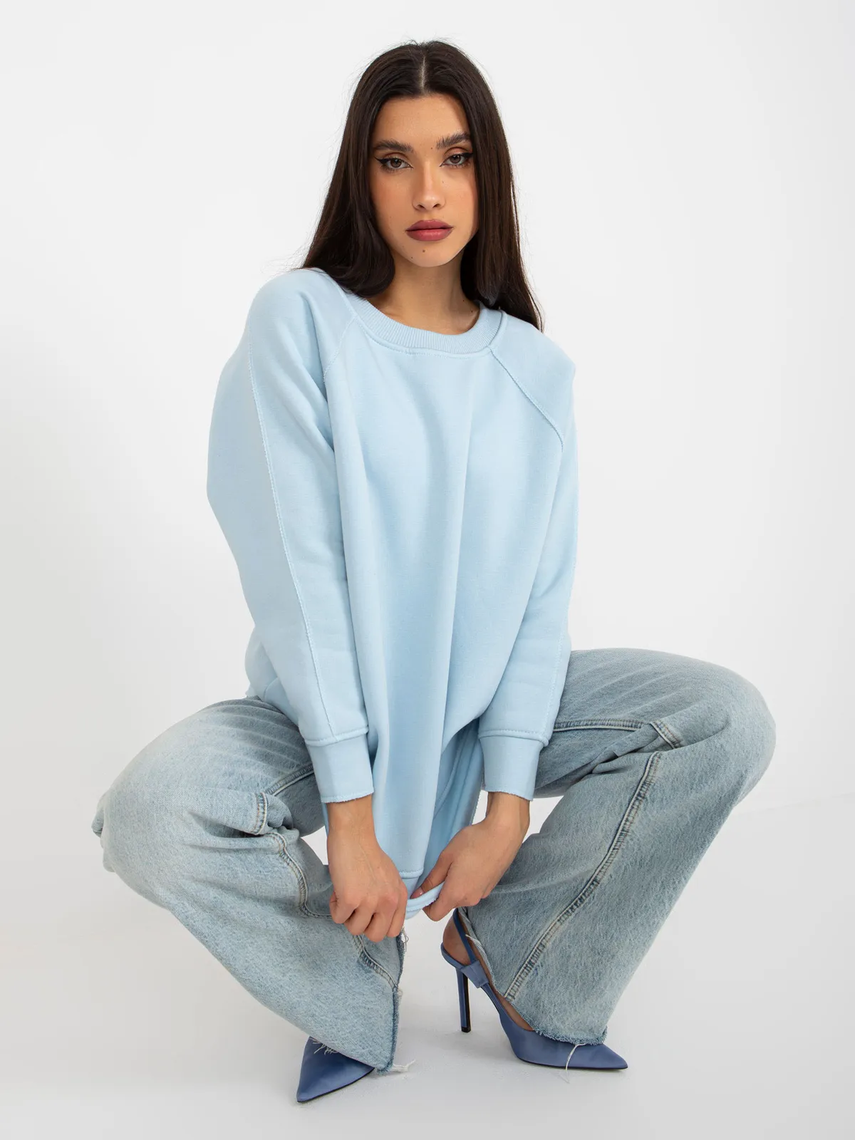 Jasnoniebieska dresowa bluza basic bez kaptura - zdjęcie 5