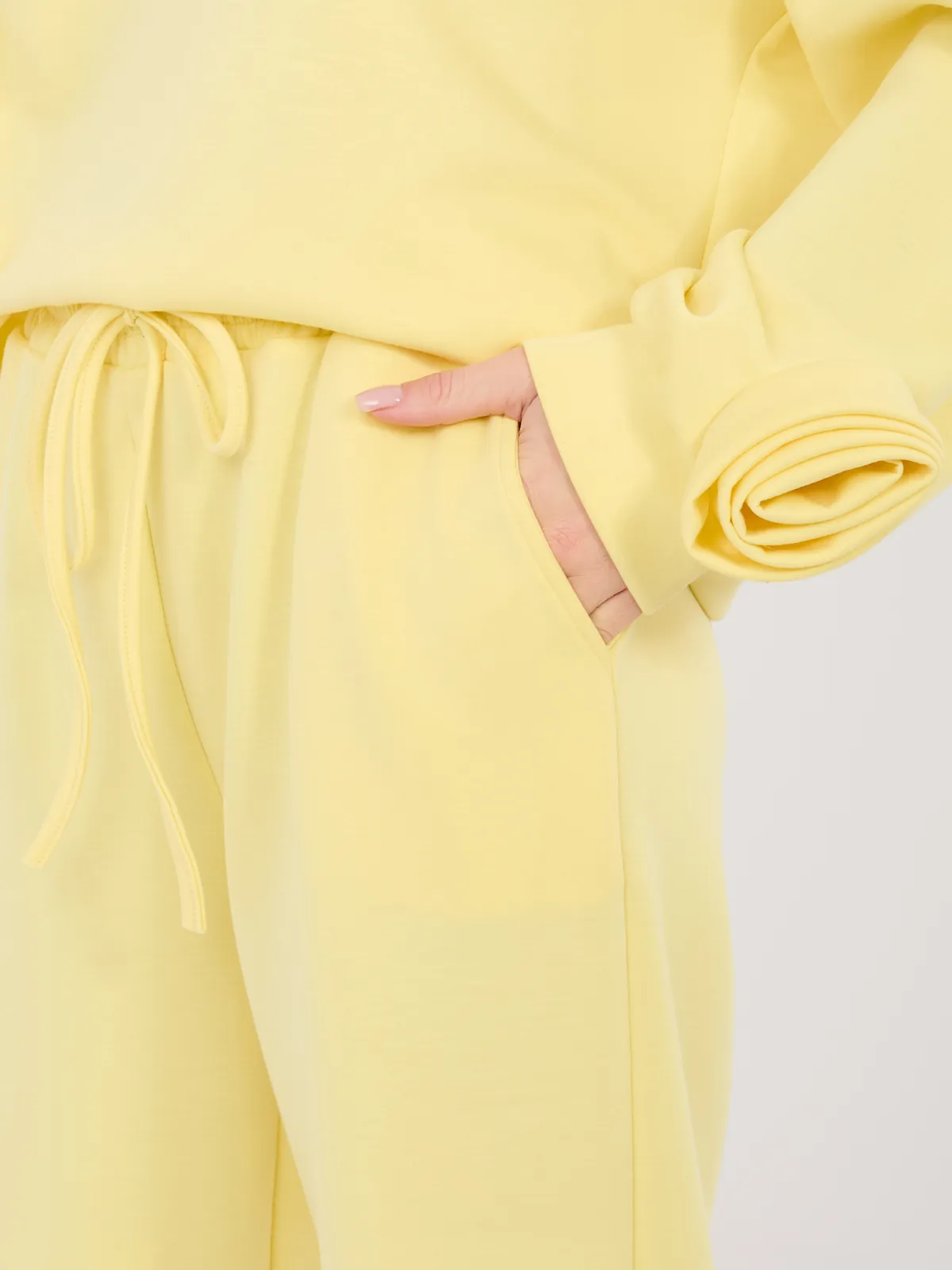 Wygodne spodnie dresowe o prostym kroju - zdjęcie 1