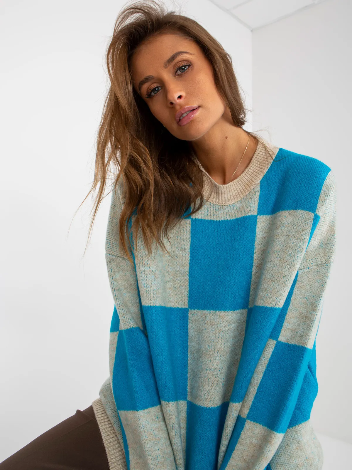Niebiesko-beżowy damski sweter oversize w kratę - zdjęcie 5