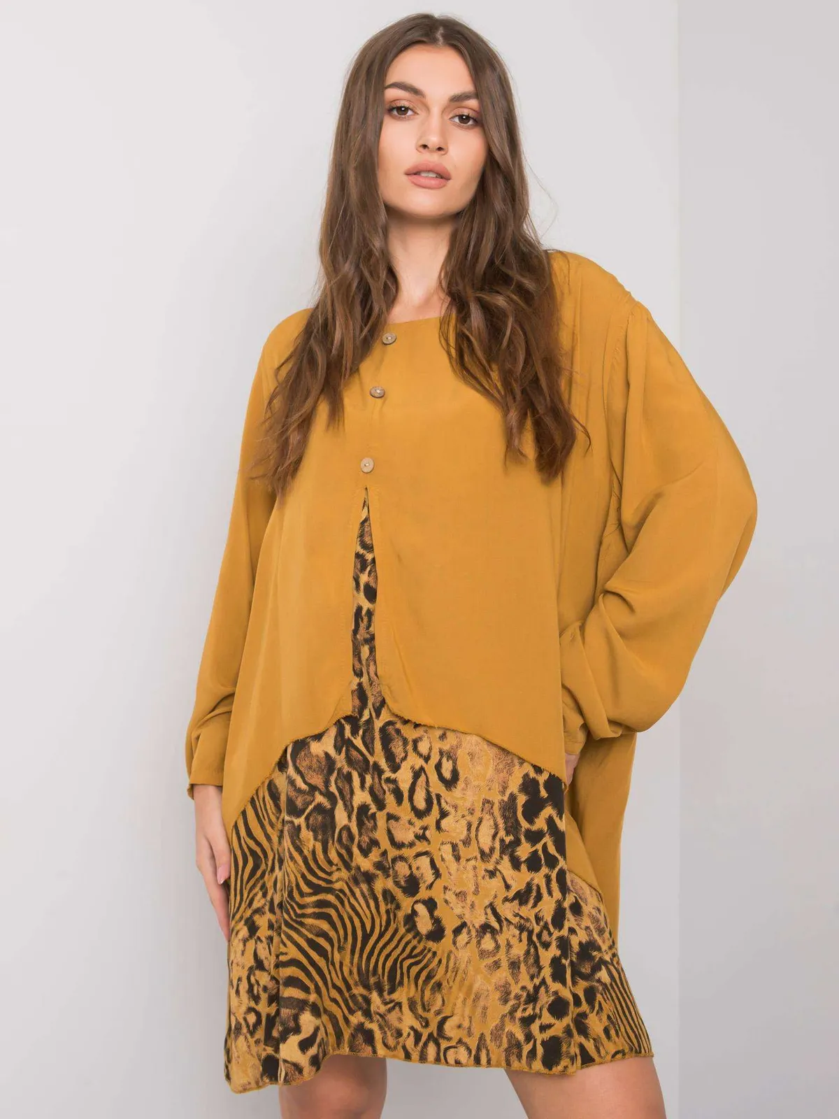 Biała sukienka damska oversize - zdjęcie 4