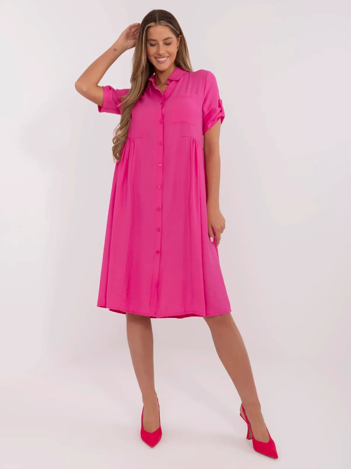 Rozkloszowana sukienka koszulowa o kroju midi - zdjęcie 1