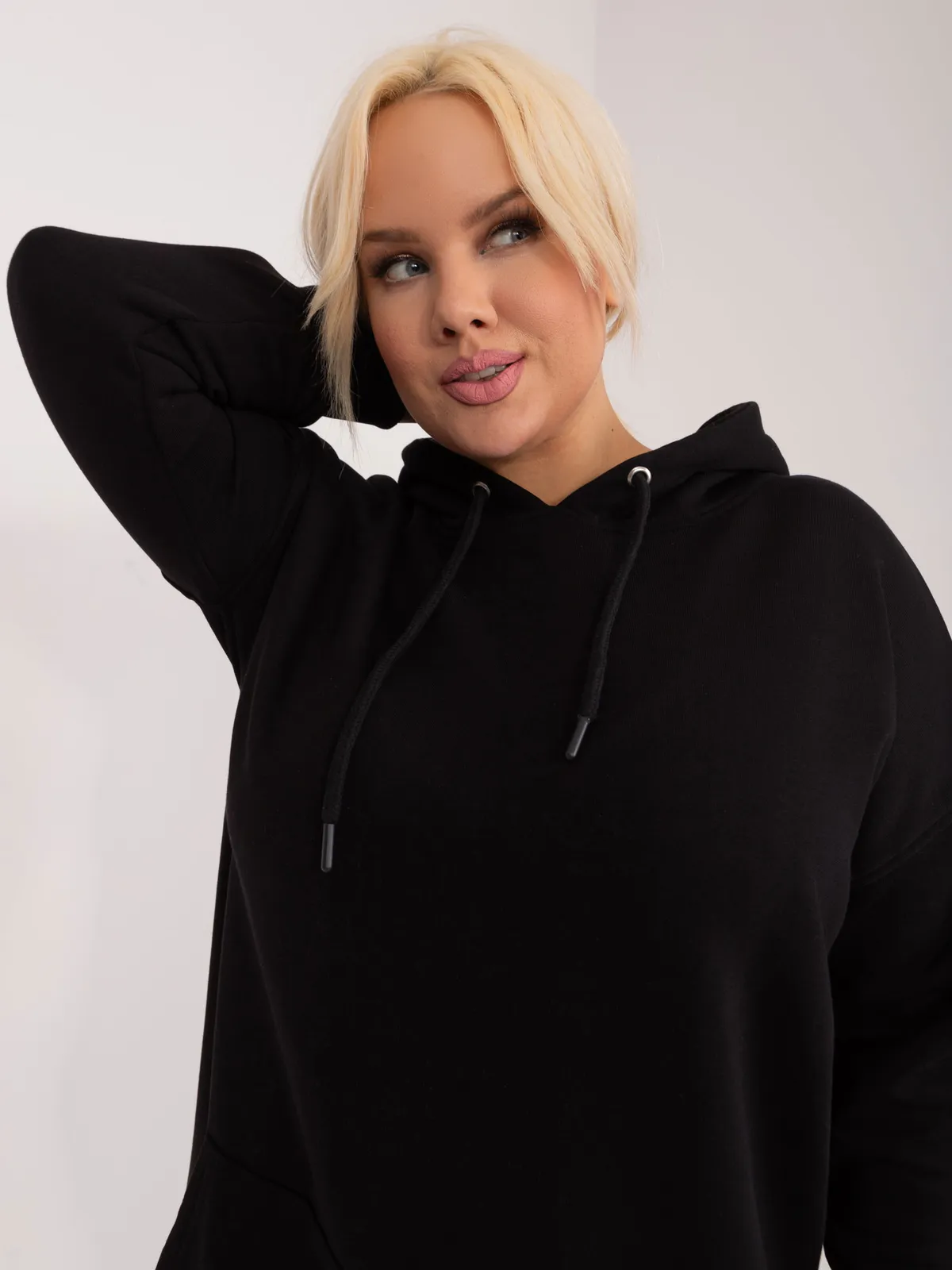 Czarna bawełniana bluza plus size z kapturem - zdjęcie 1