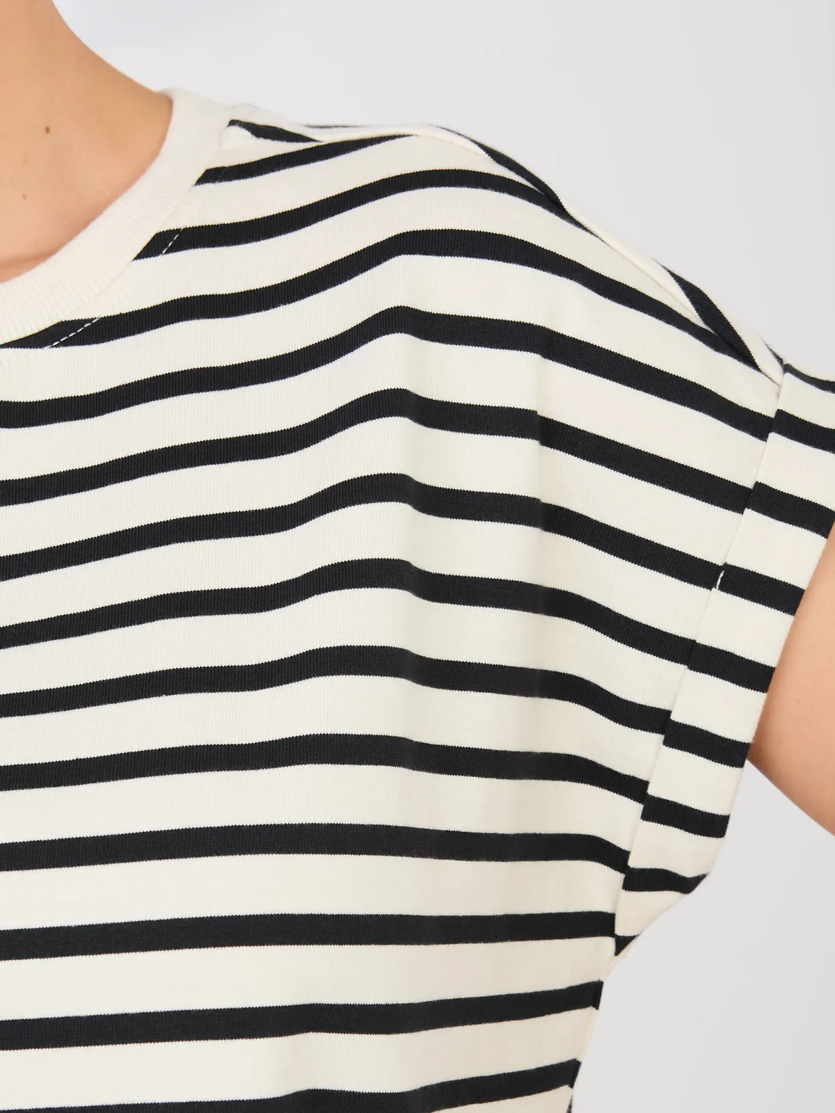 Klasyczny t-shirt w paski o kroju oversize - zdjęcie 3
