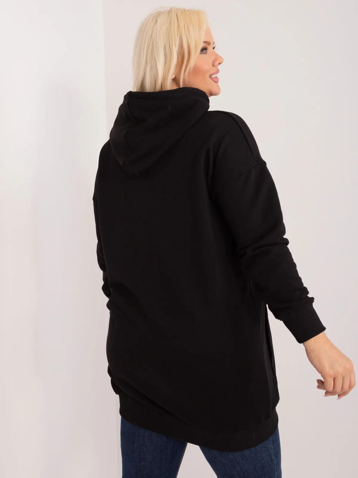 Czarna bawełniana bluza plus size z kapturem - zdjęcie 4