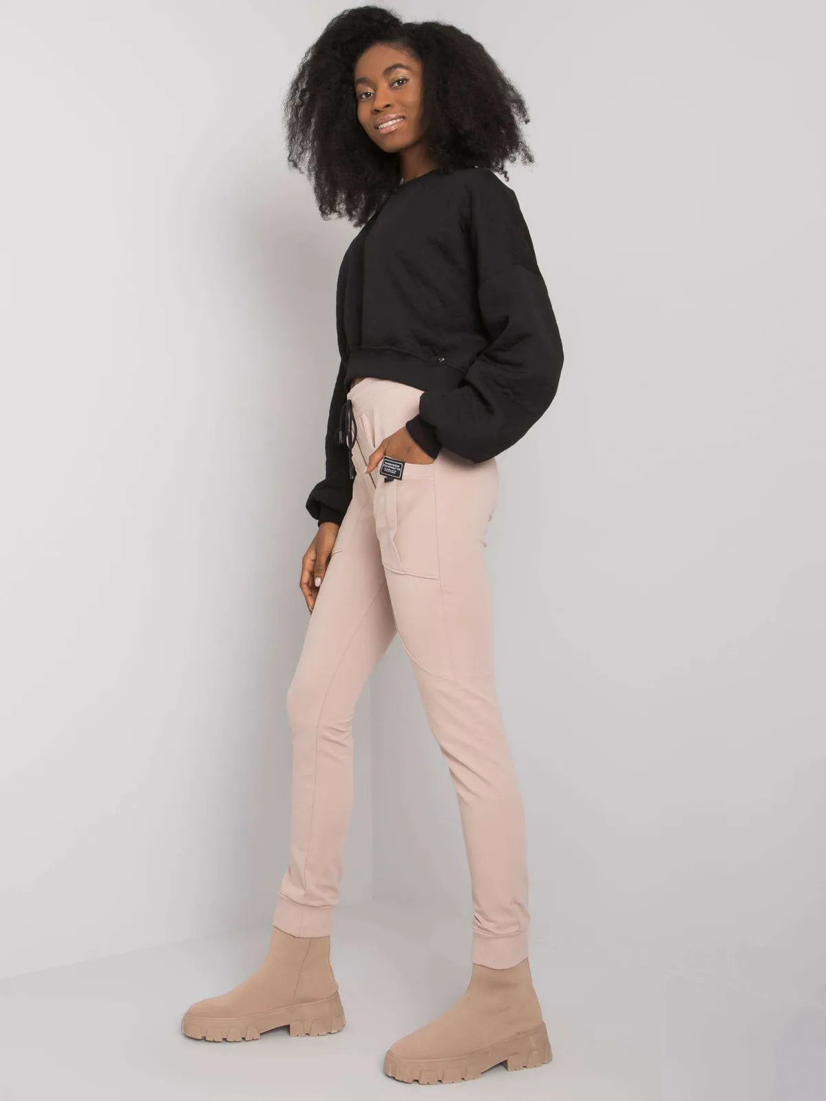 Dopasowane spodnie dresowe typu jogger z kieszeniami - zdjęcie 1