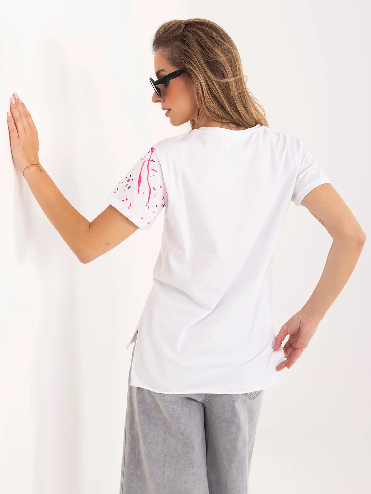 Biały t-shirt damski z napisem - zdjęcie 3