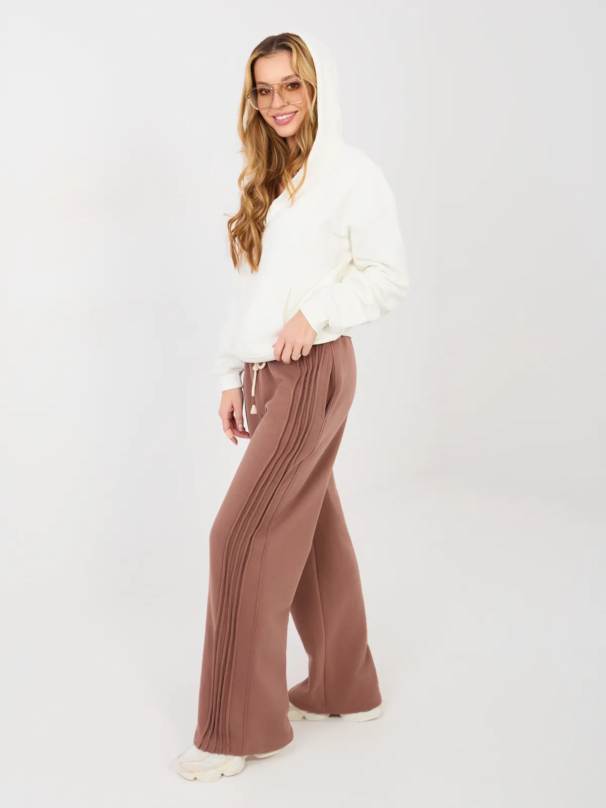 Luźne spodnie dresowe o kroju wide leg - zdjęcie 1