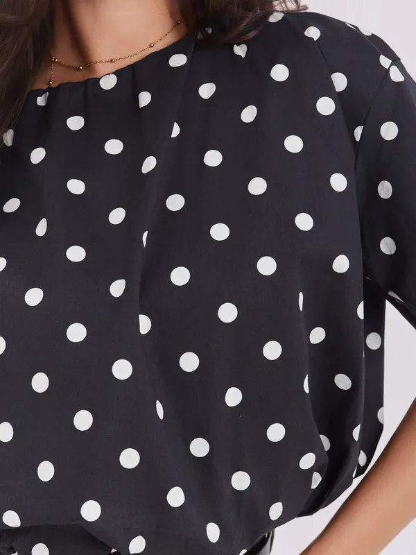 Luźna bluzka w kropki o fasonie oversize - widok 2