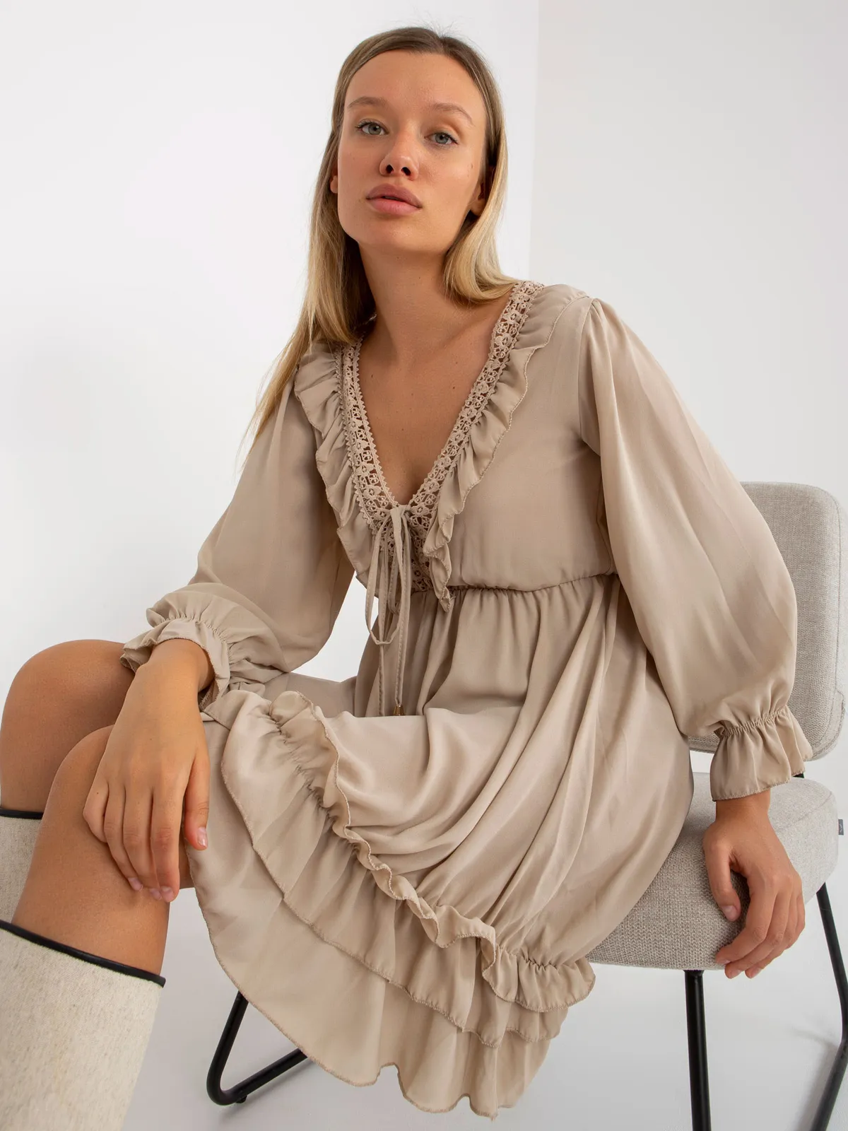 Beżowa mini sukienka z falbaną w stylu boho OCH BELLA - zdjęcie 5