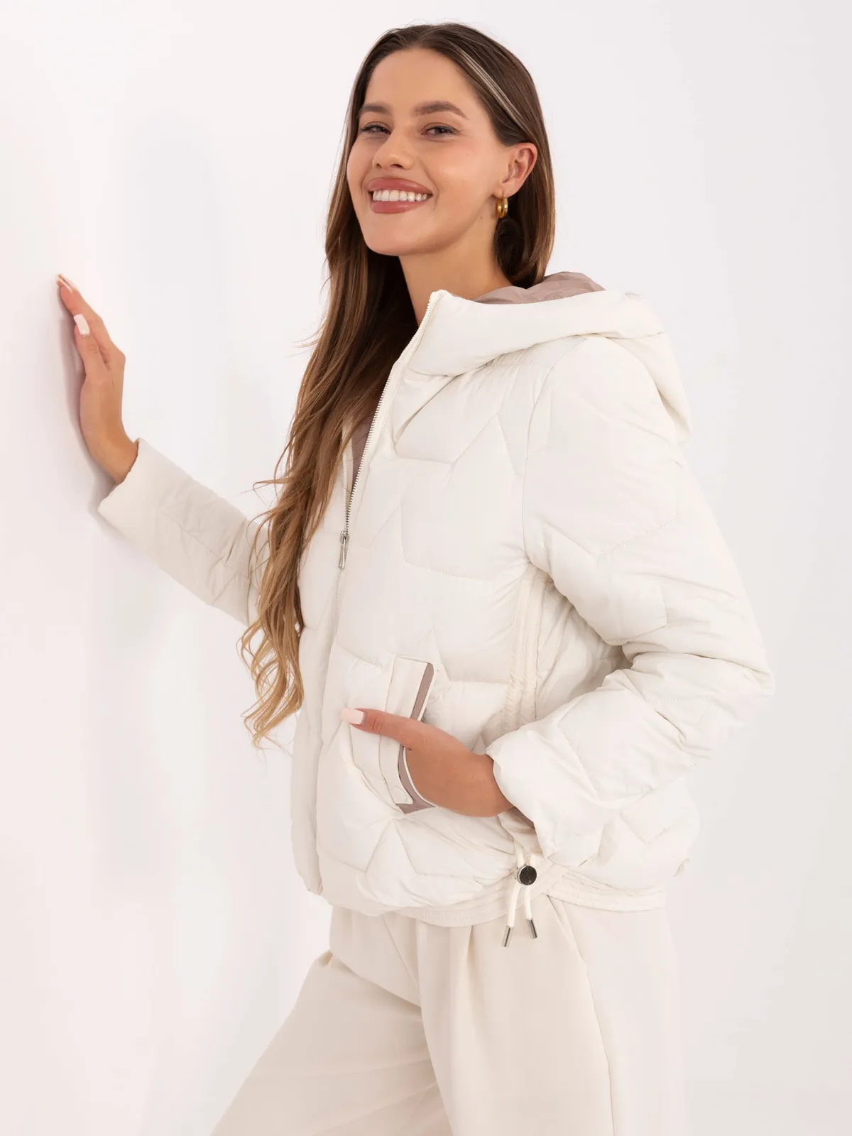 Pikowana kurtka z kapturem w miejskim stylu - zdjęcie 1