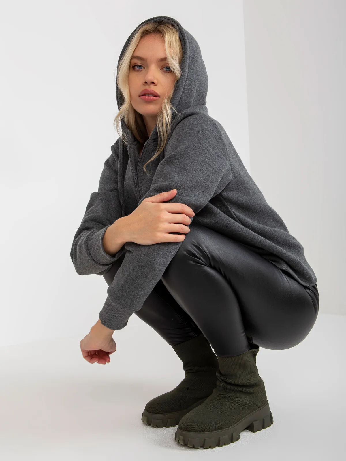 Ciemnoszara rozpinana bluza basic z kapturem RUE PARIS - zdjęcie 6