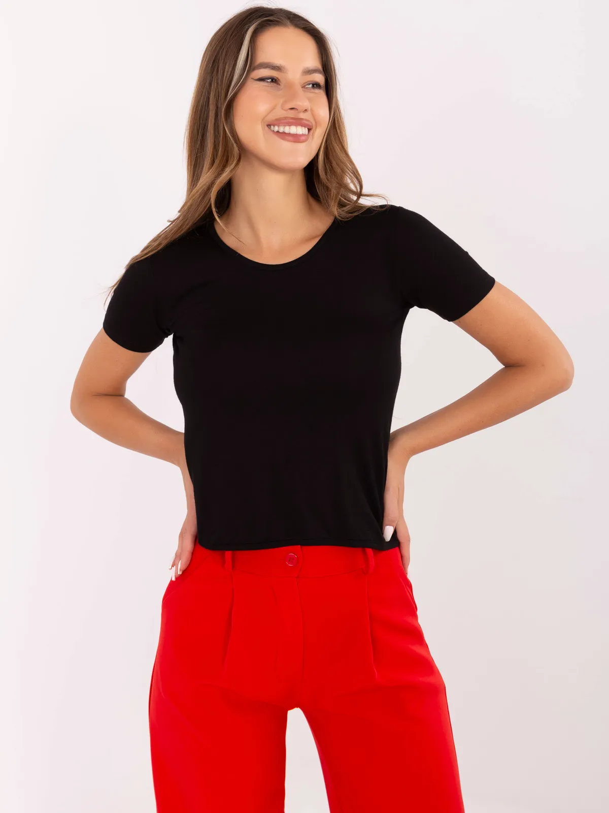 Krótka bluzka z głębokim wycięciem na plecach - zdjęcie 1