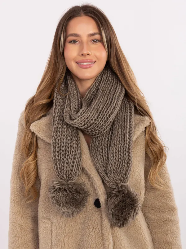 Długi szal o grubym splocie z pomponami