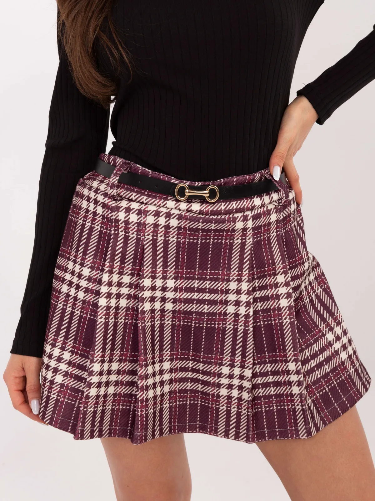 Krótkie szorty w kratę z paskiem - zdjęcie 1