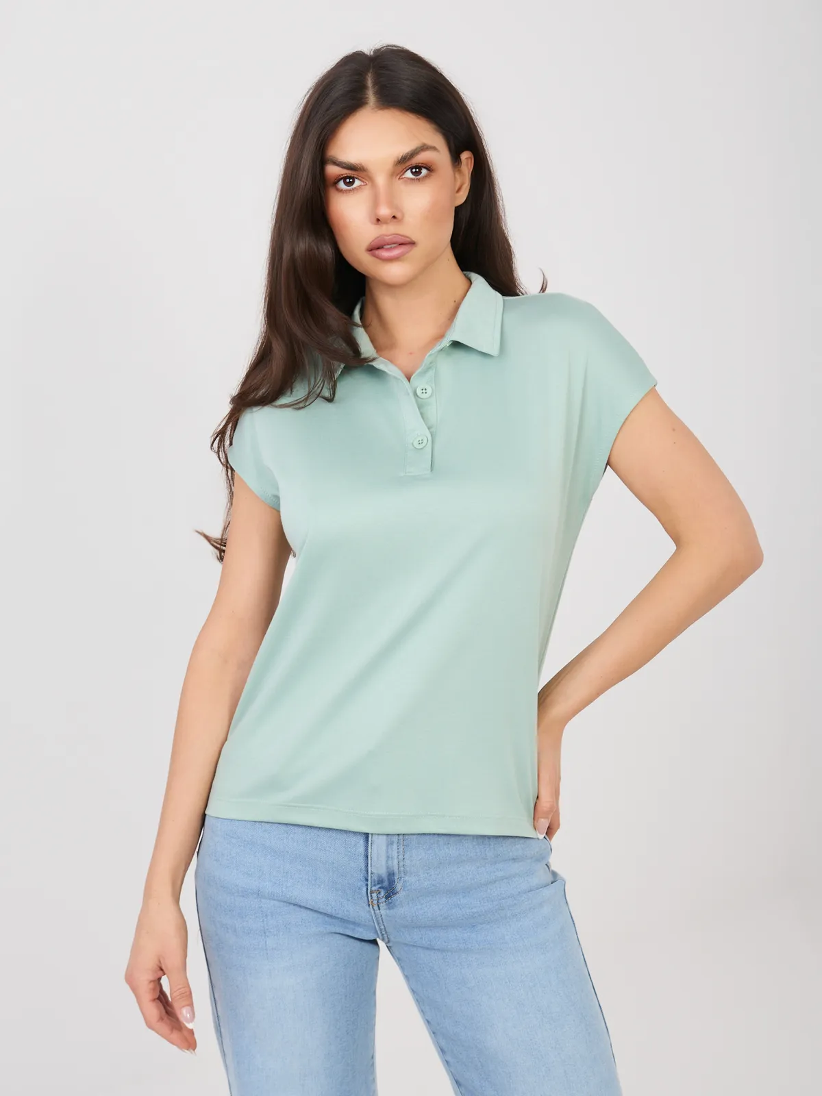 Klasyczna koszulka polo w casualowym wydaniu - zdjęcie 2