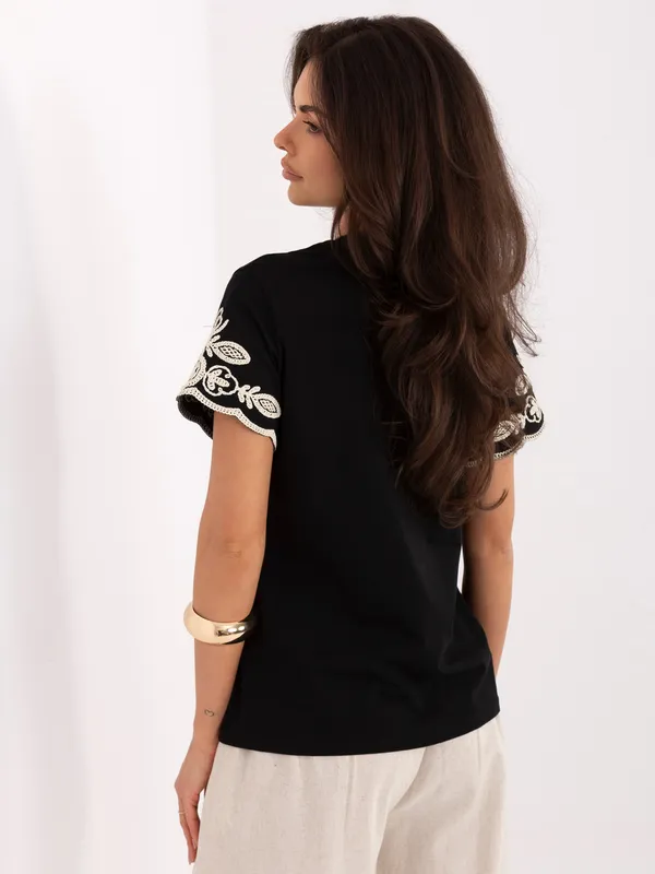 Zwiewna bluzka z ozdobnym haftem na rękawach