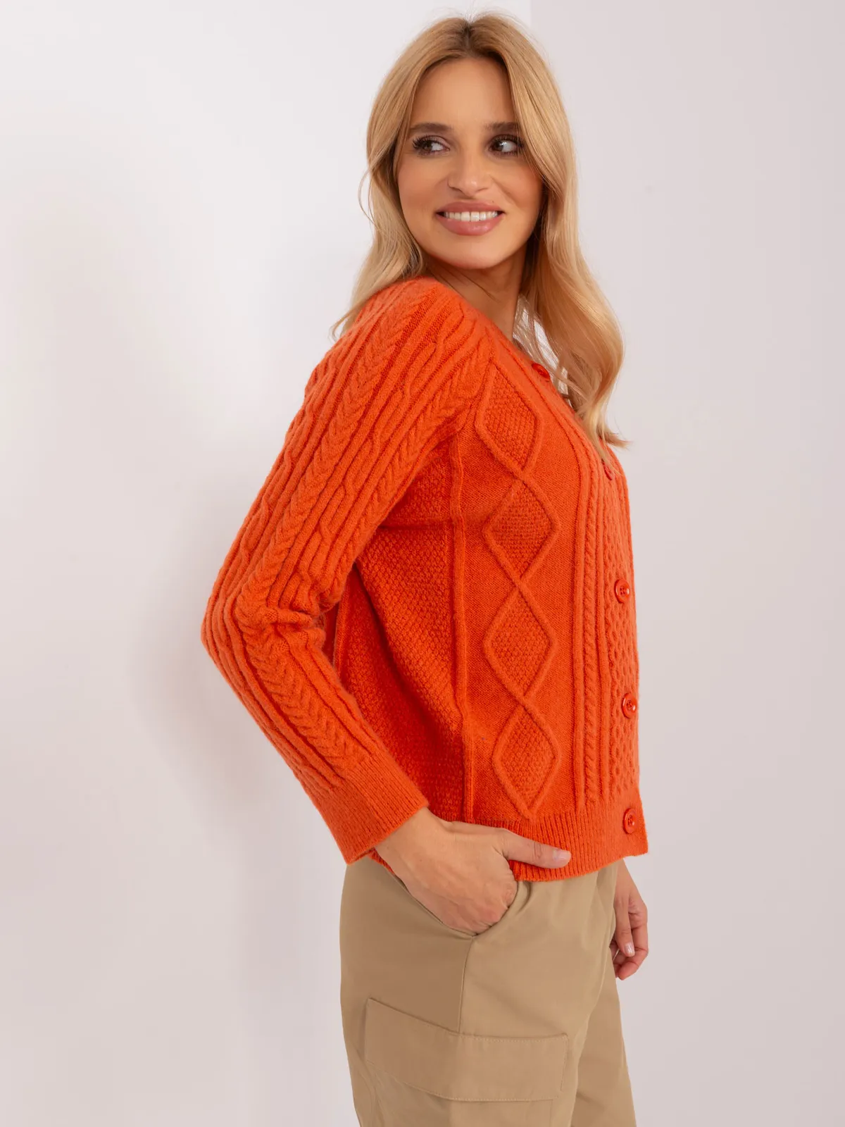 Koralowy damski sweter rozpinany w warkocze - zdjęcie 4