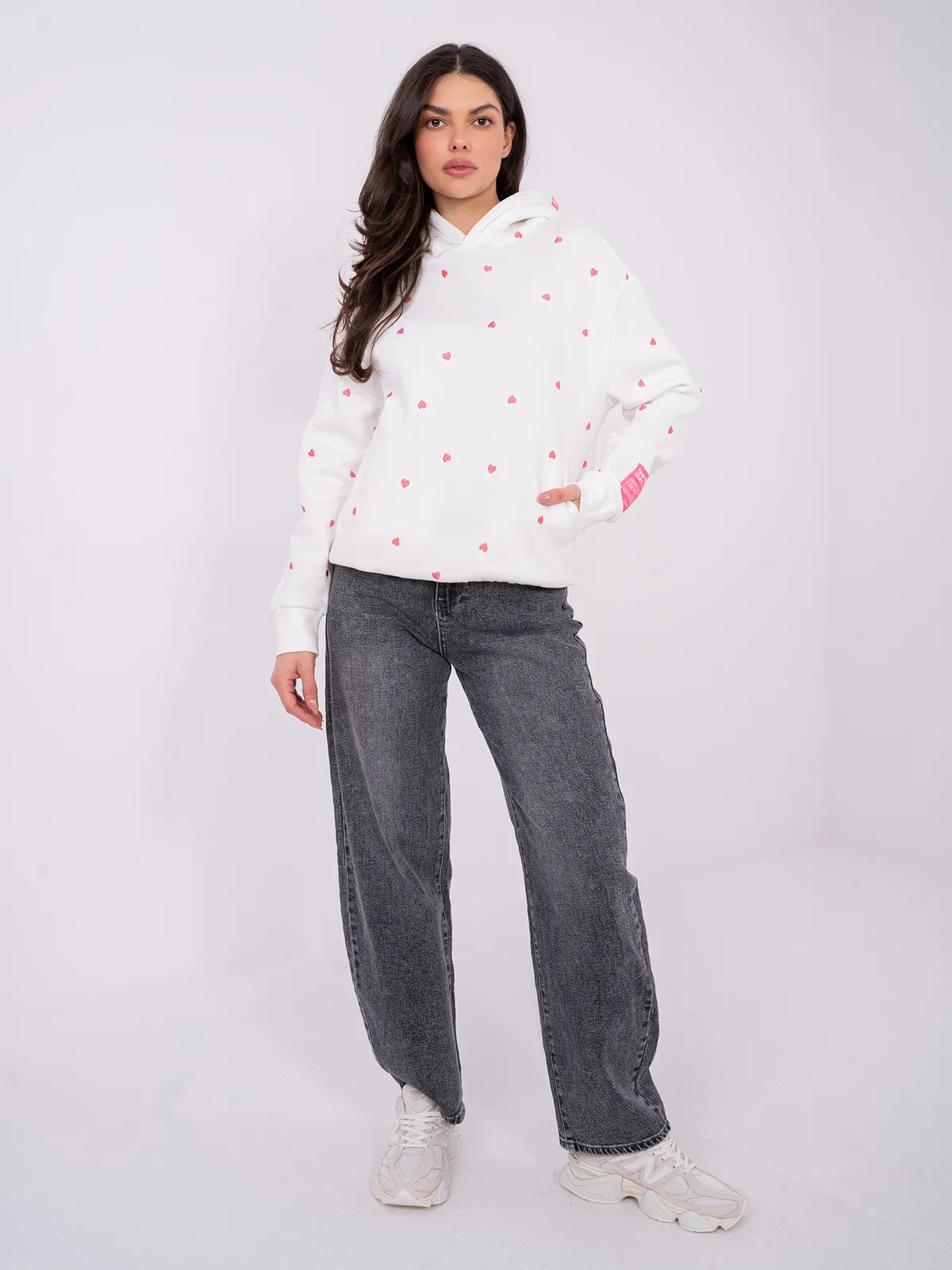 Casualowa bluza oversize z nadrukiem serc - zdjęcie 2
