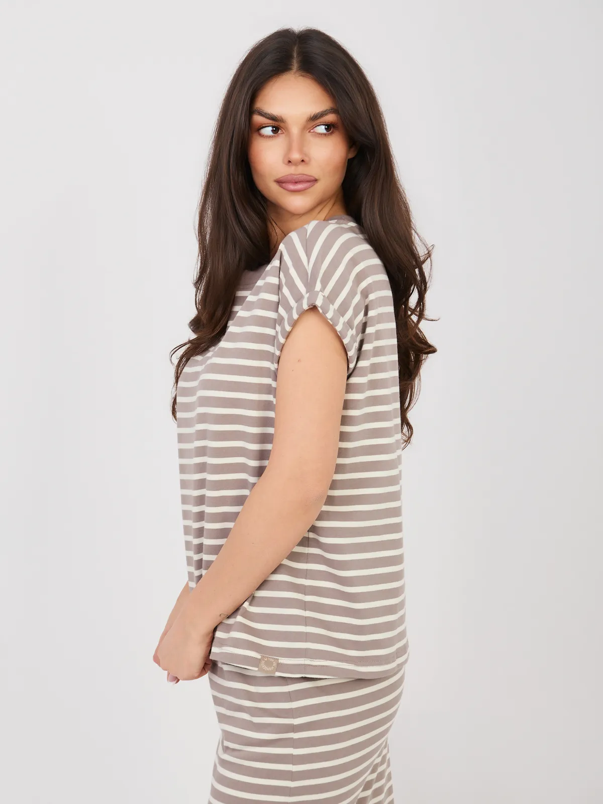 Klasyczny t-shirt w paski o kroju oversize - zdjęcie 3