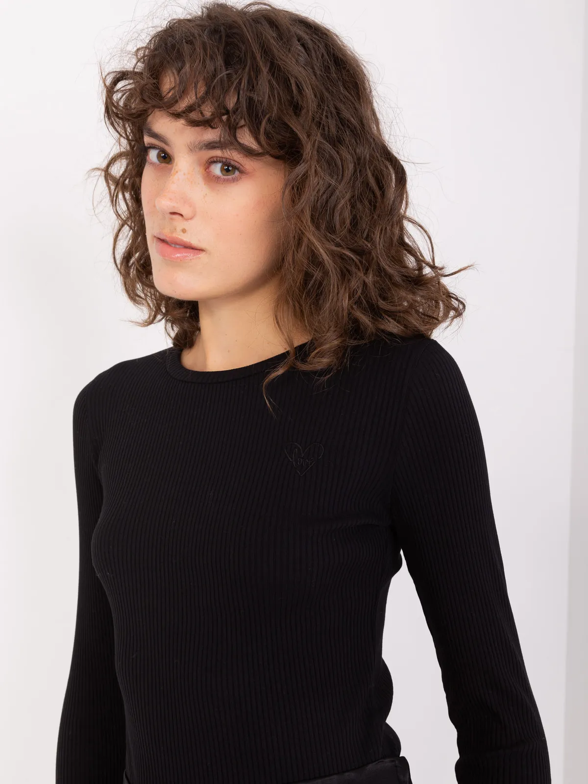 Czarna bluzka basic longsleeve w prążki - zdjęcie 4