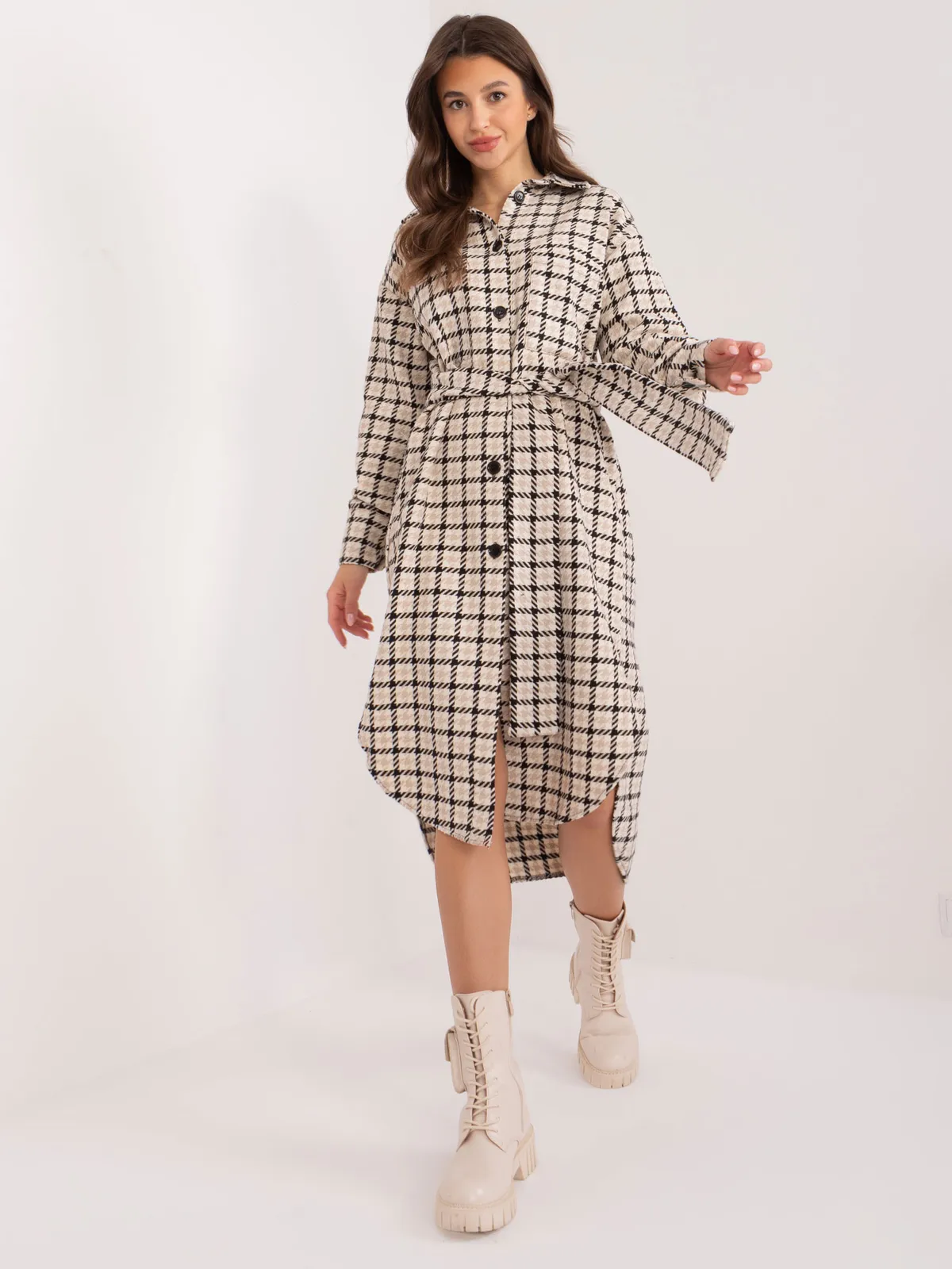 Koszulowa sukienka midi o kroju oversize - zdjęcie 1