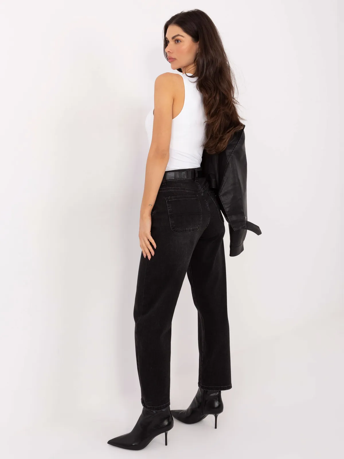 Klasyczne spodnie jeansowe o kroju straight leg - zdjęcie 1