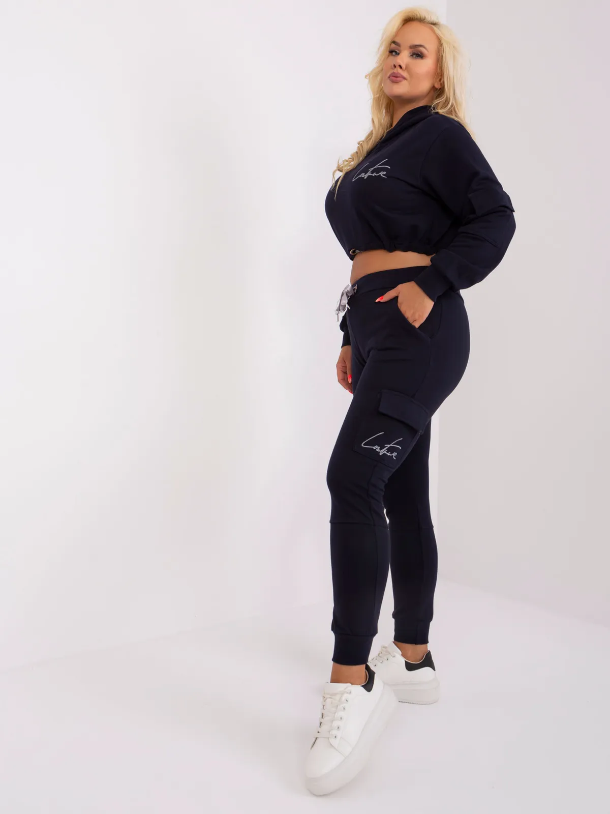 Czarny komplet plus size ze spodniami cargo - zdjęcie 3