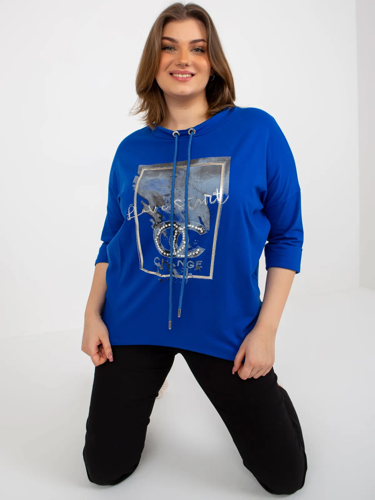 Ciemnoniebieska bluzka plus size z aplikacją - zdjęcie 5