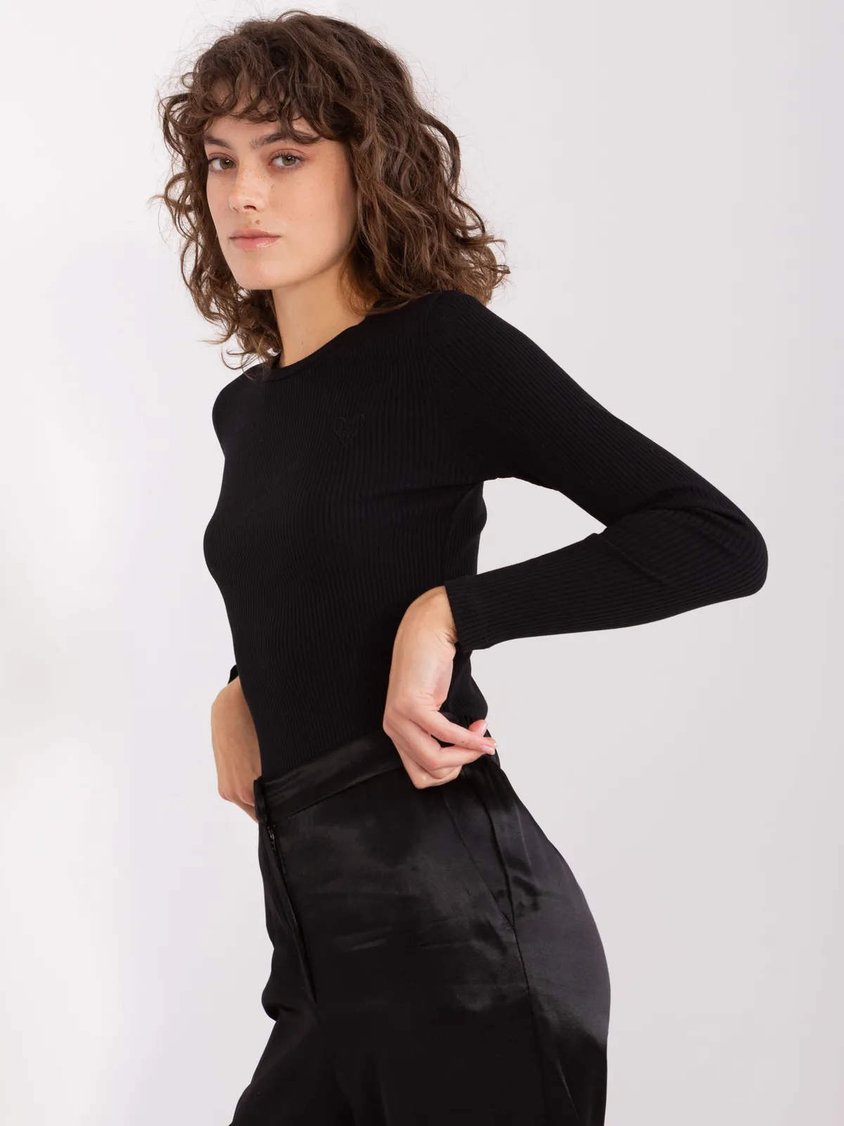 Czarna bluzka basic longsleeve w prążki - zdjęcie 3