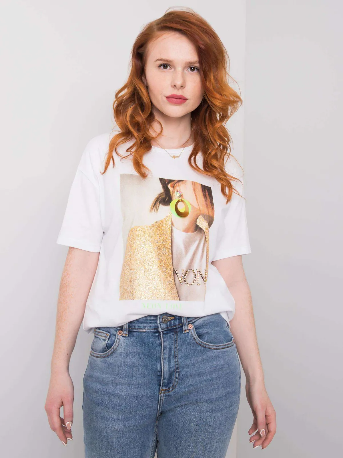 Czarny t-shirt damski z nadrukiem i aplikacją - zdjęcie 4