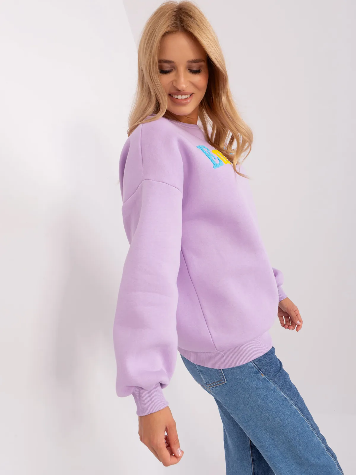 Jasnoniebieska bluza bez kaptura z napisem - zdjęcie 5