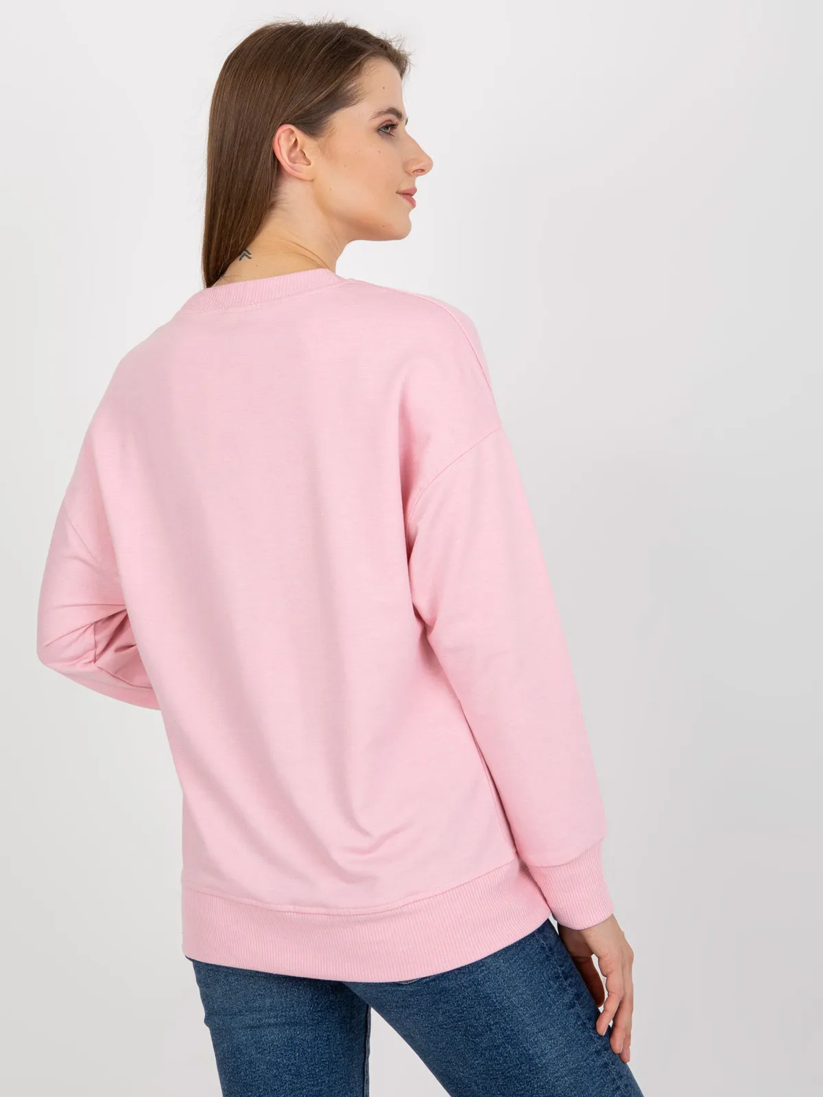 Jasnoróżowa bluza basic bez kaptura z rozcięciami - zdjęcie 4