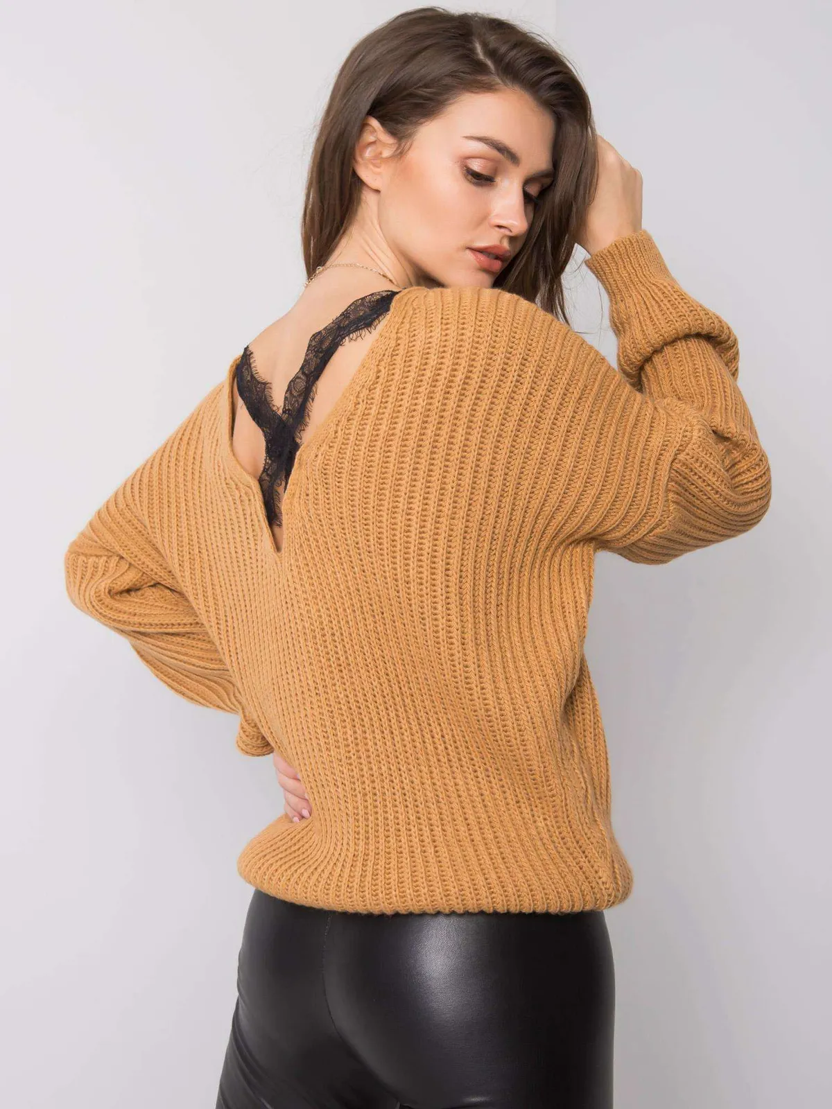 OCH BELLA Camelowy sweter z dekoltem na plecach - zdjęcie 3