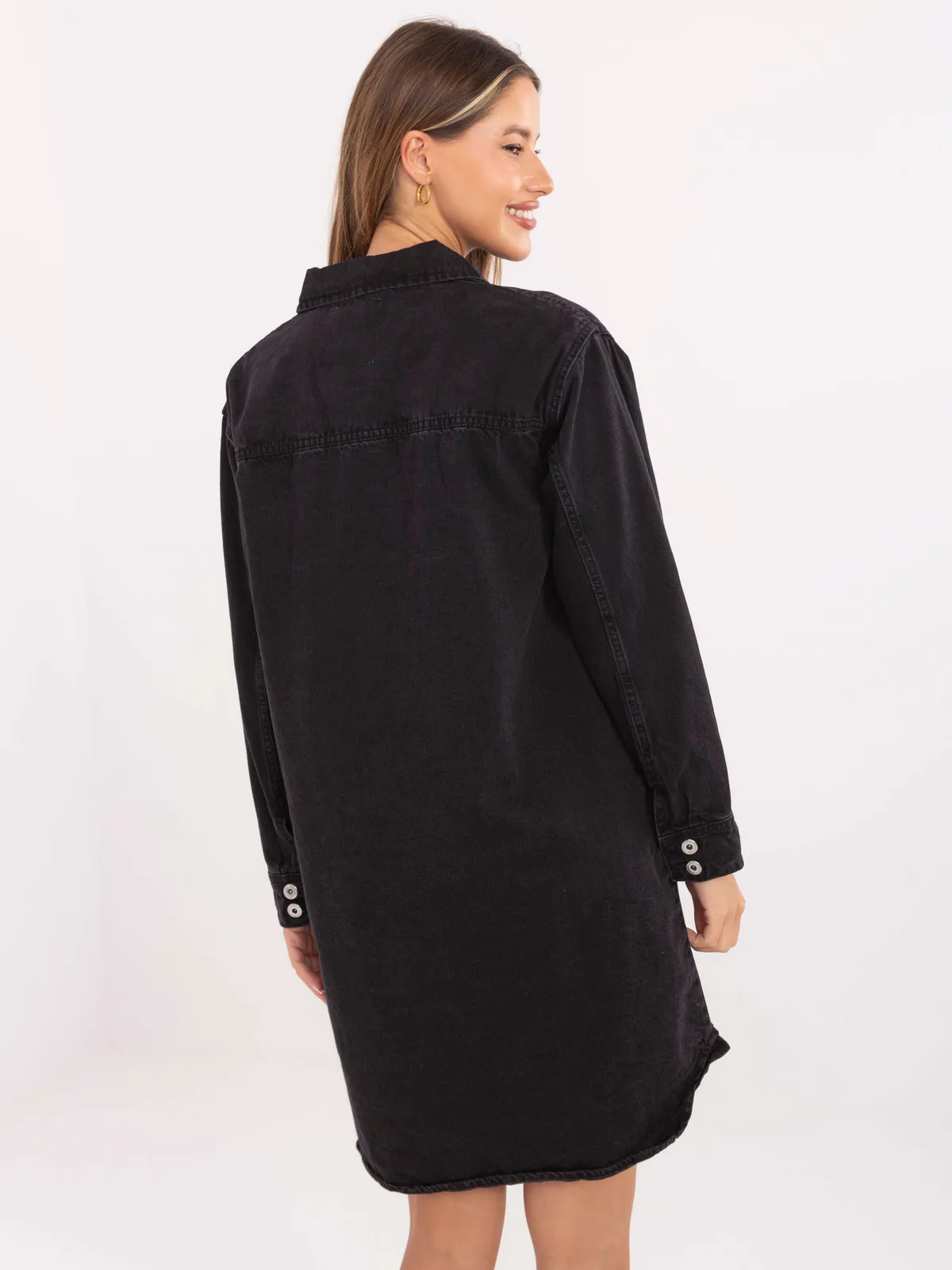 Krótka sukienka koszulowa o kroju oversize - zdjęcie 4