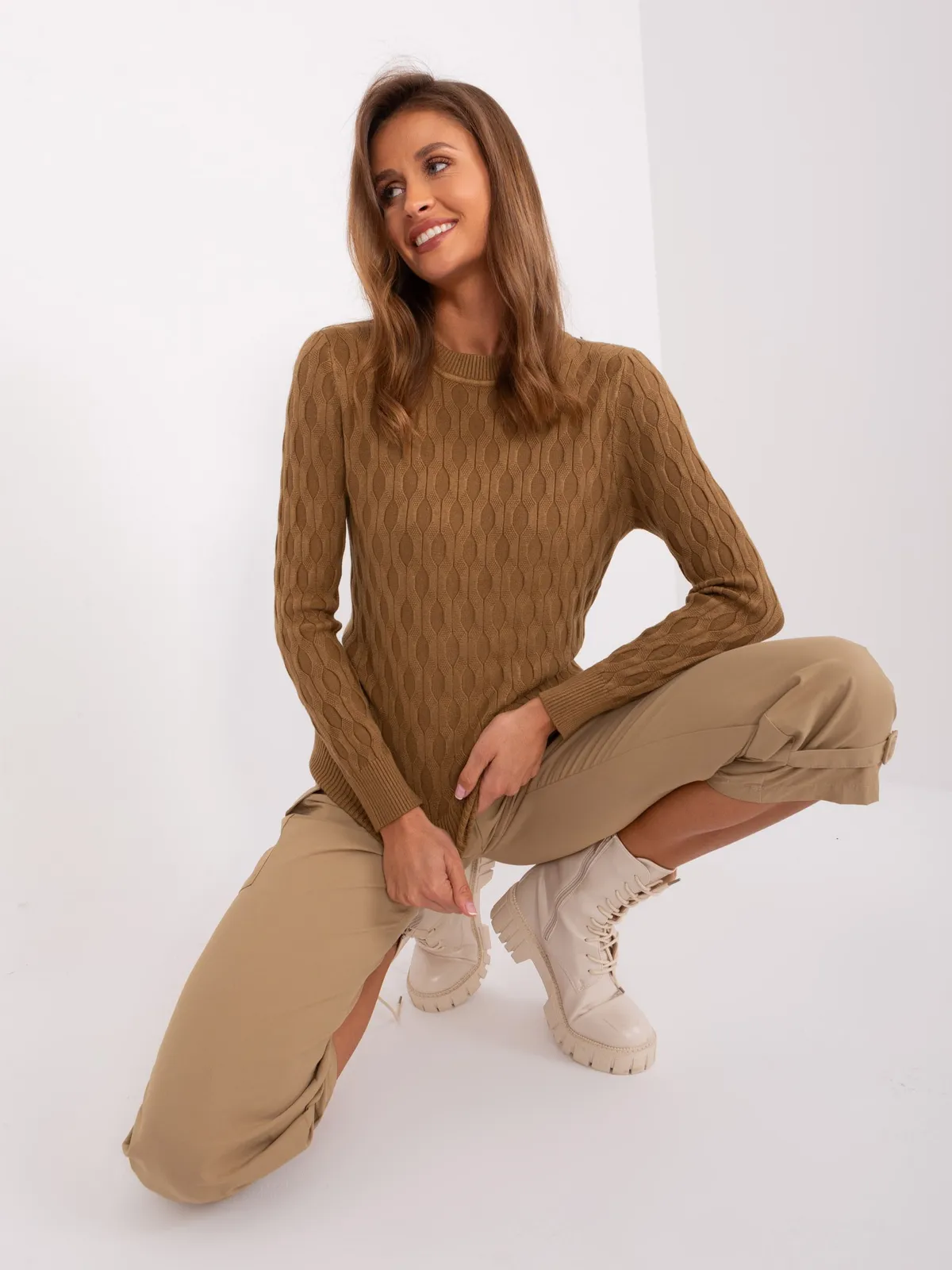 Jasnobeżowy sweter klasyczny z bawełny - zdjęcie 4