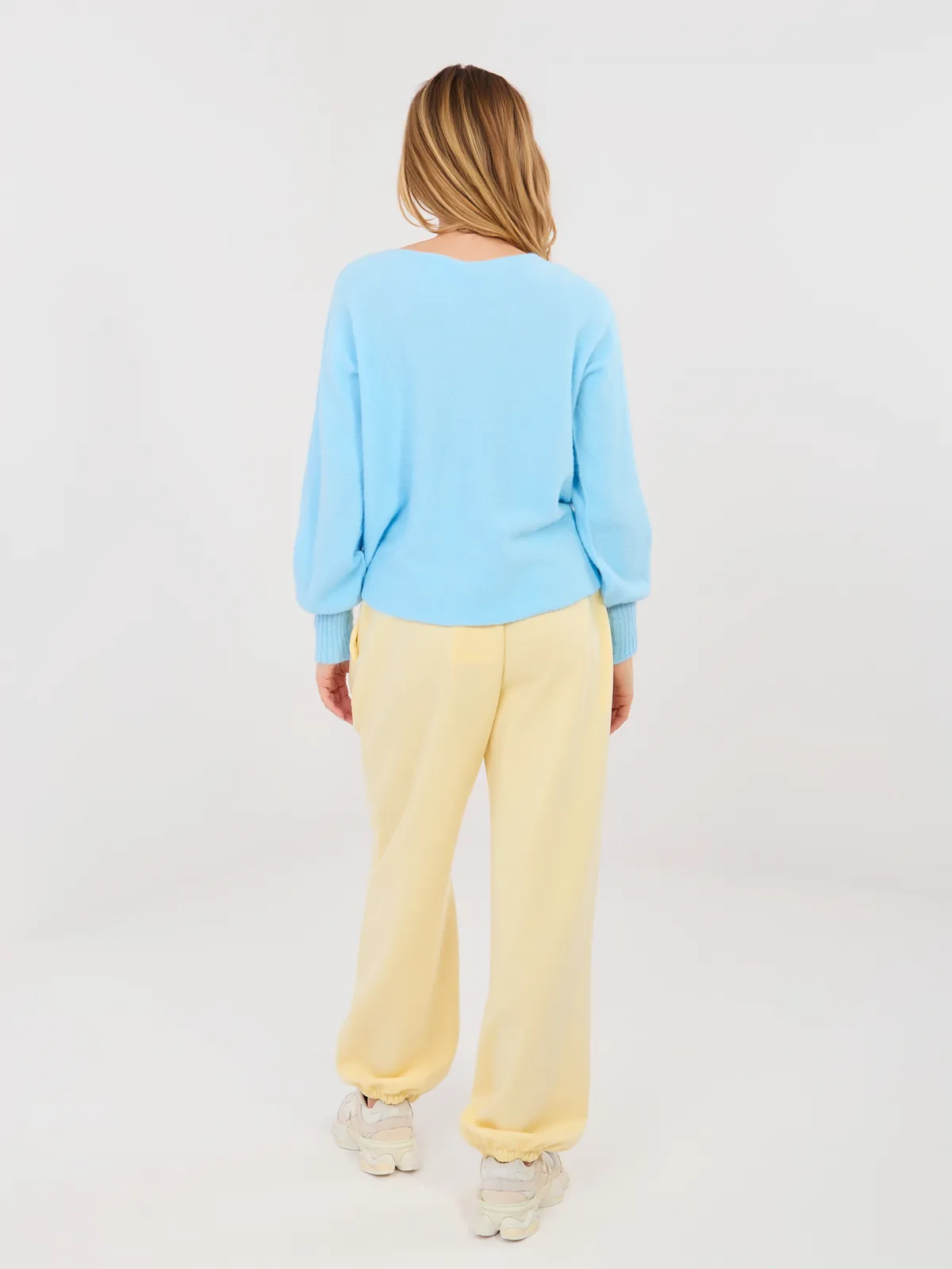 Wygodne spodnie z ozdobnym kwiatowym akcentem - zdjęcie 1