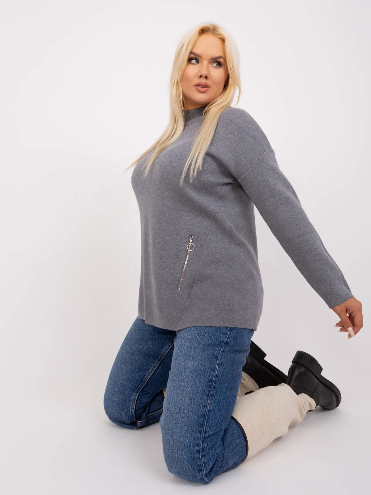 Czarny damski sweter plus size z wiskozą - zdjęcie 4