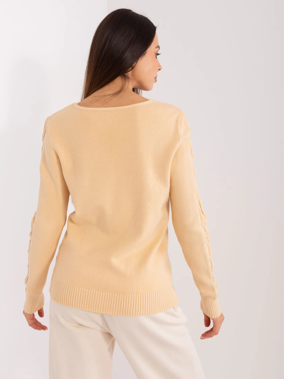 Oliwkowy sweter z warkoczami i ściągaczami - zdjęcie 3