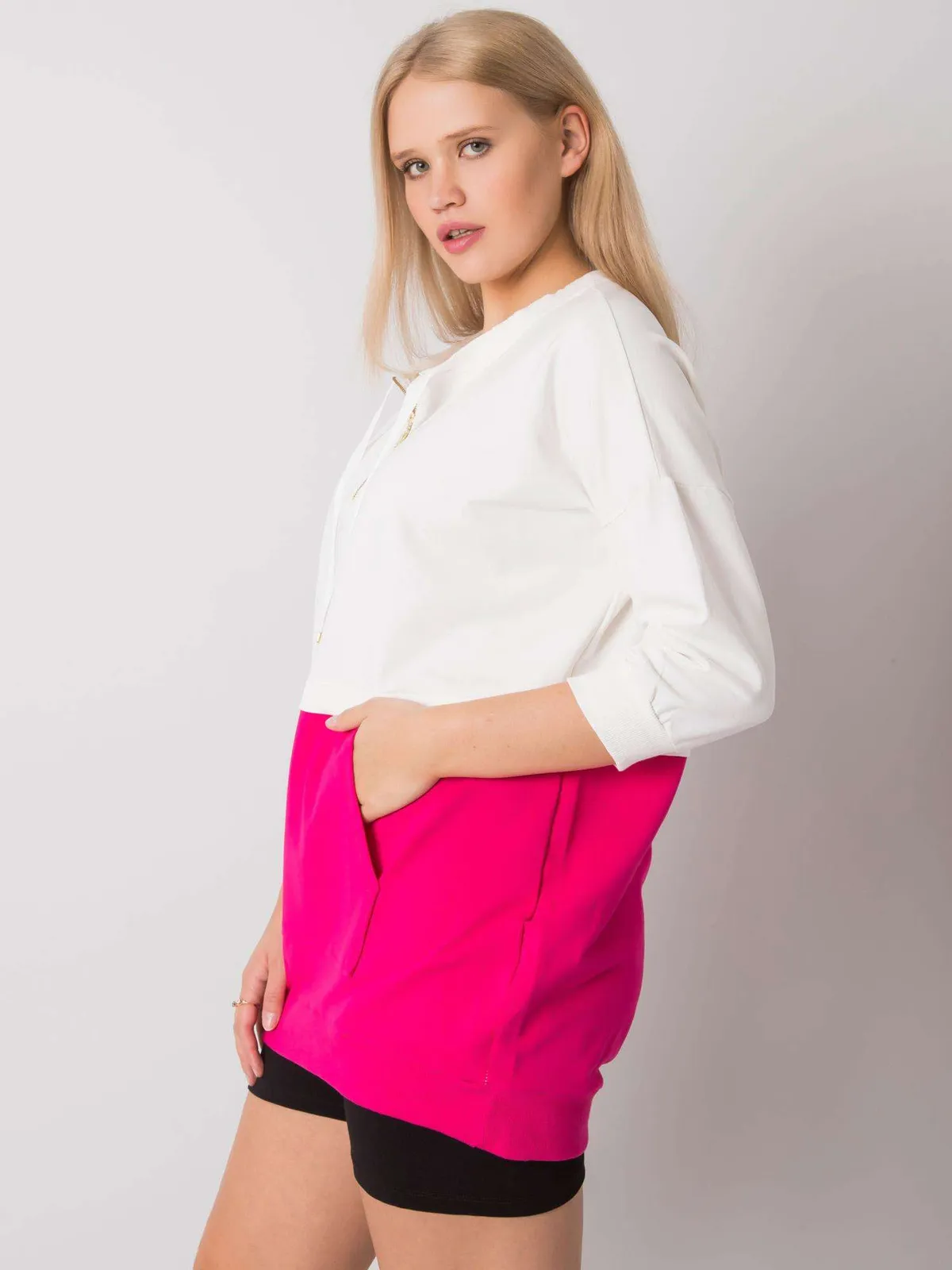 Ecru-czerwona tunika damska plus size - zdjęcie 1