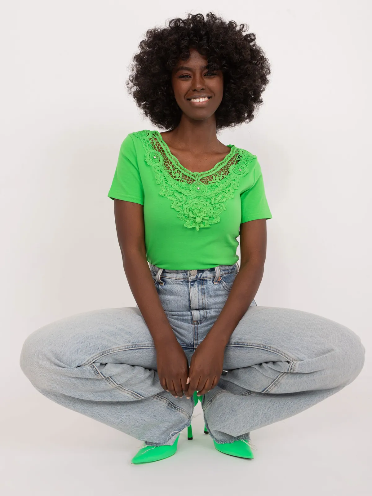 T-shirt z koronkowym dekoltem w stylu boho - zdjęcie 1