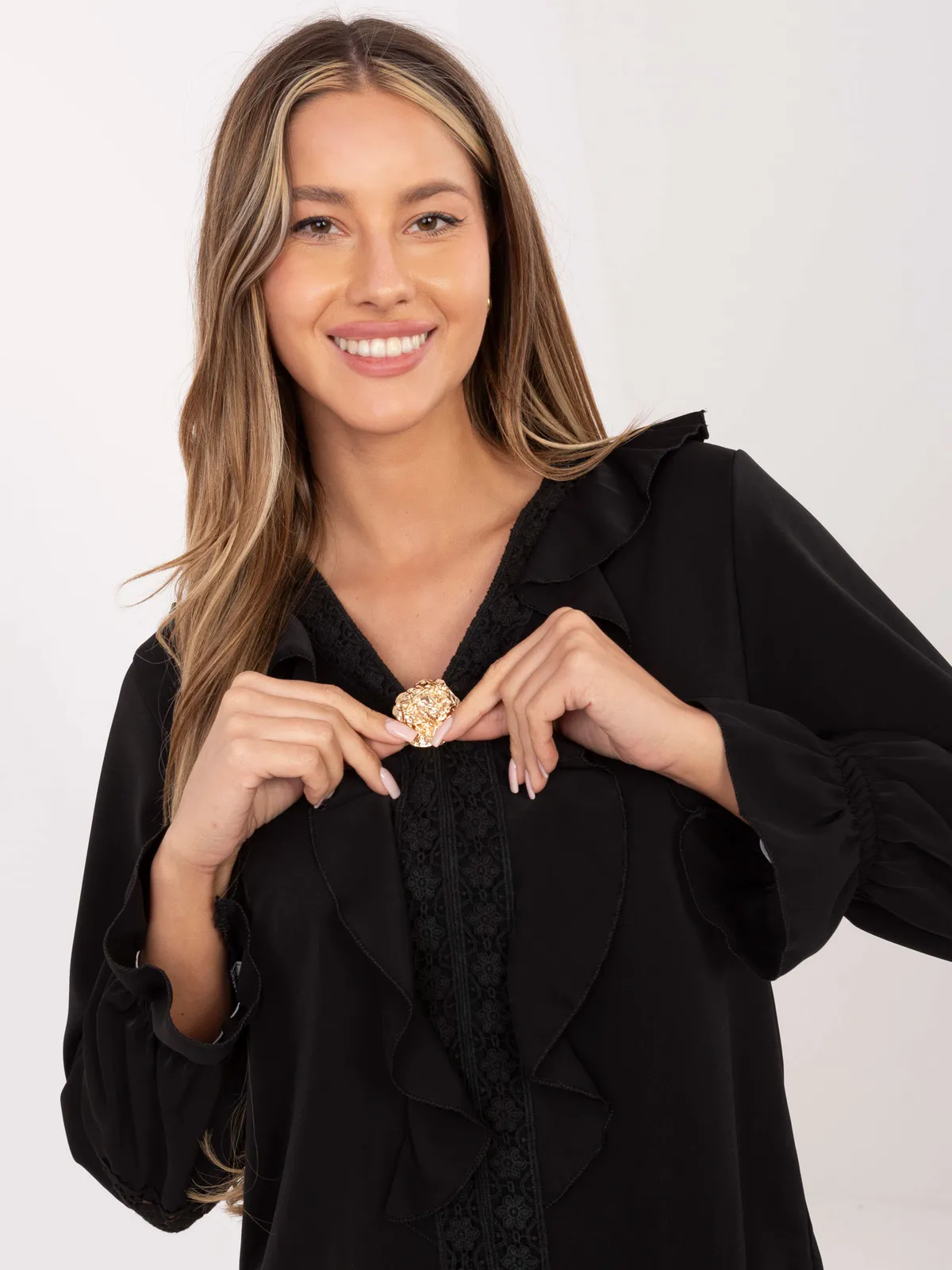 Bluzka z falbanami i ozdobną broszką - zdjęcie 1