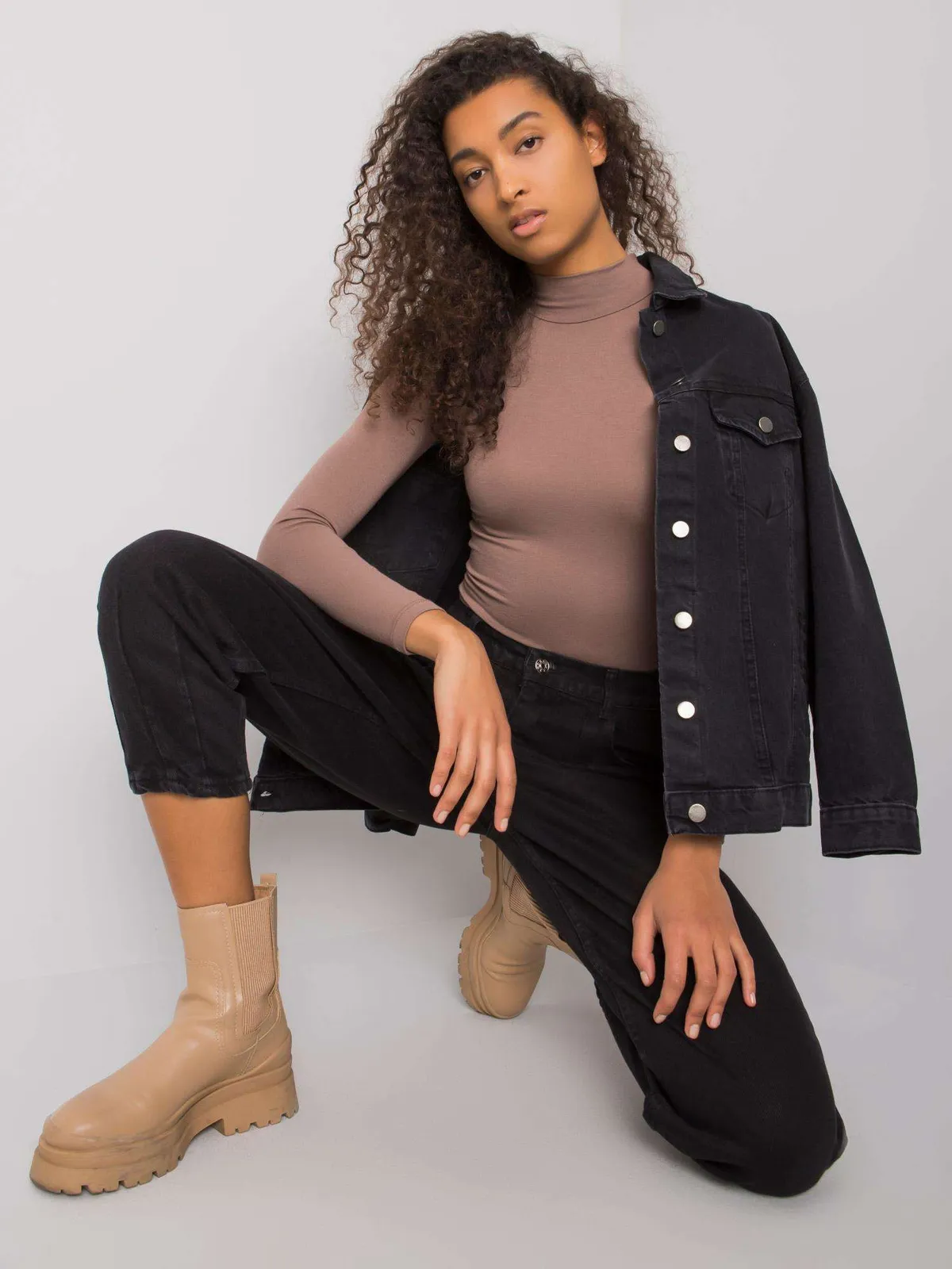 Luźne spodnie typu mom fit z wysokim stanem - zdjęcie 1