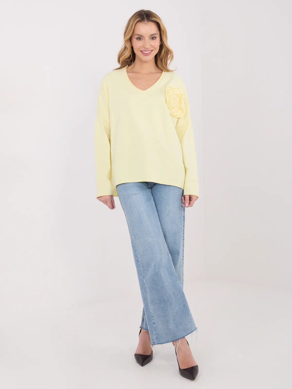 Casualowa bluzka oversize z dekoracyjną różą 3D - zdjęcie 1