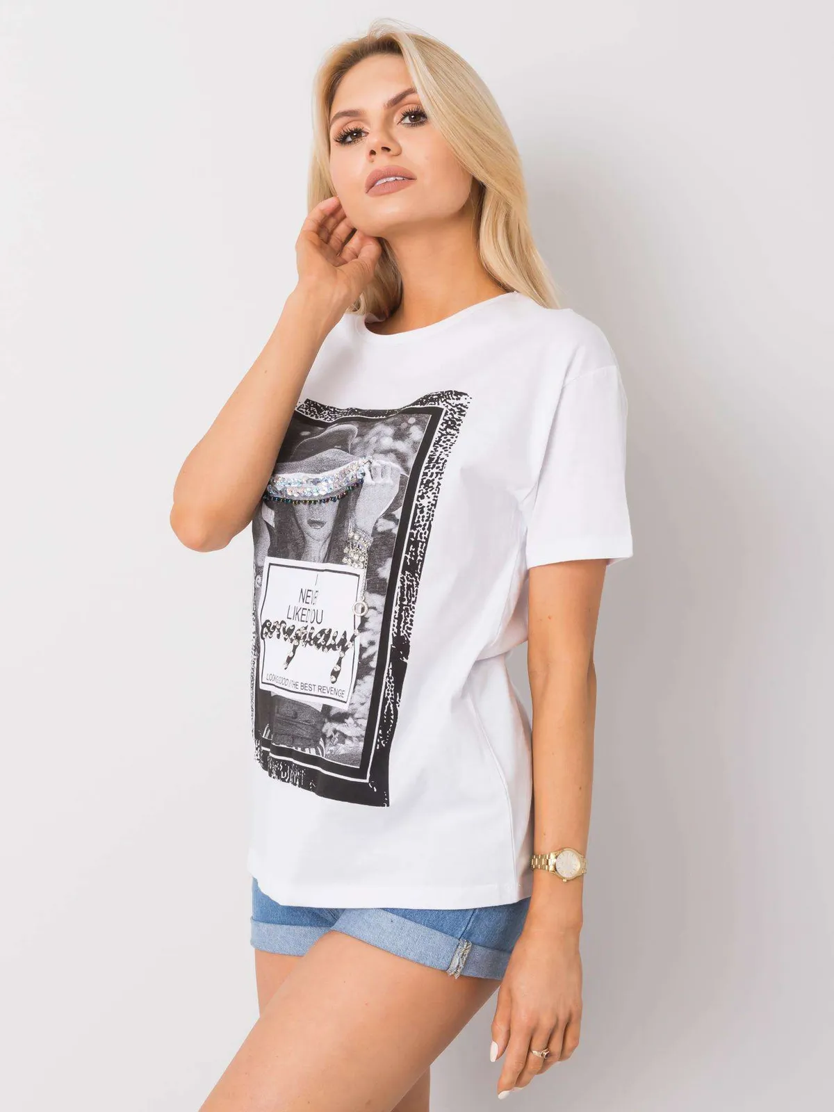 Czarny t-shirt z nadrukiem i aplikacją - zdjęcie 3