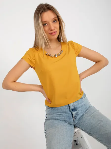 Ciemnożółta krótka bluzka wizytowa z naszyjnikiem