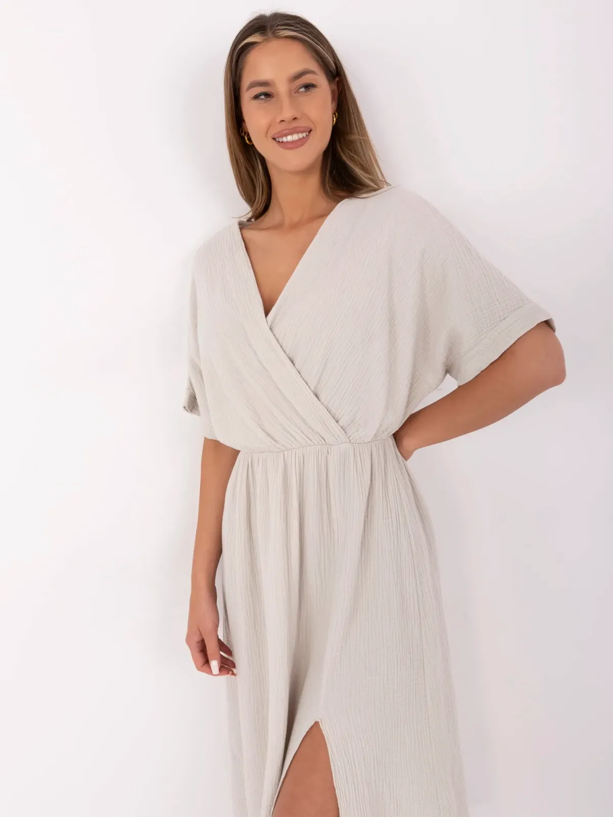 Sukienka midi z kopertowym dekoltem i rozcięciem - zdjęcie 1