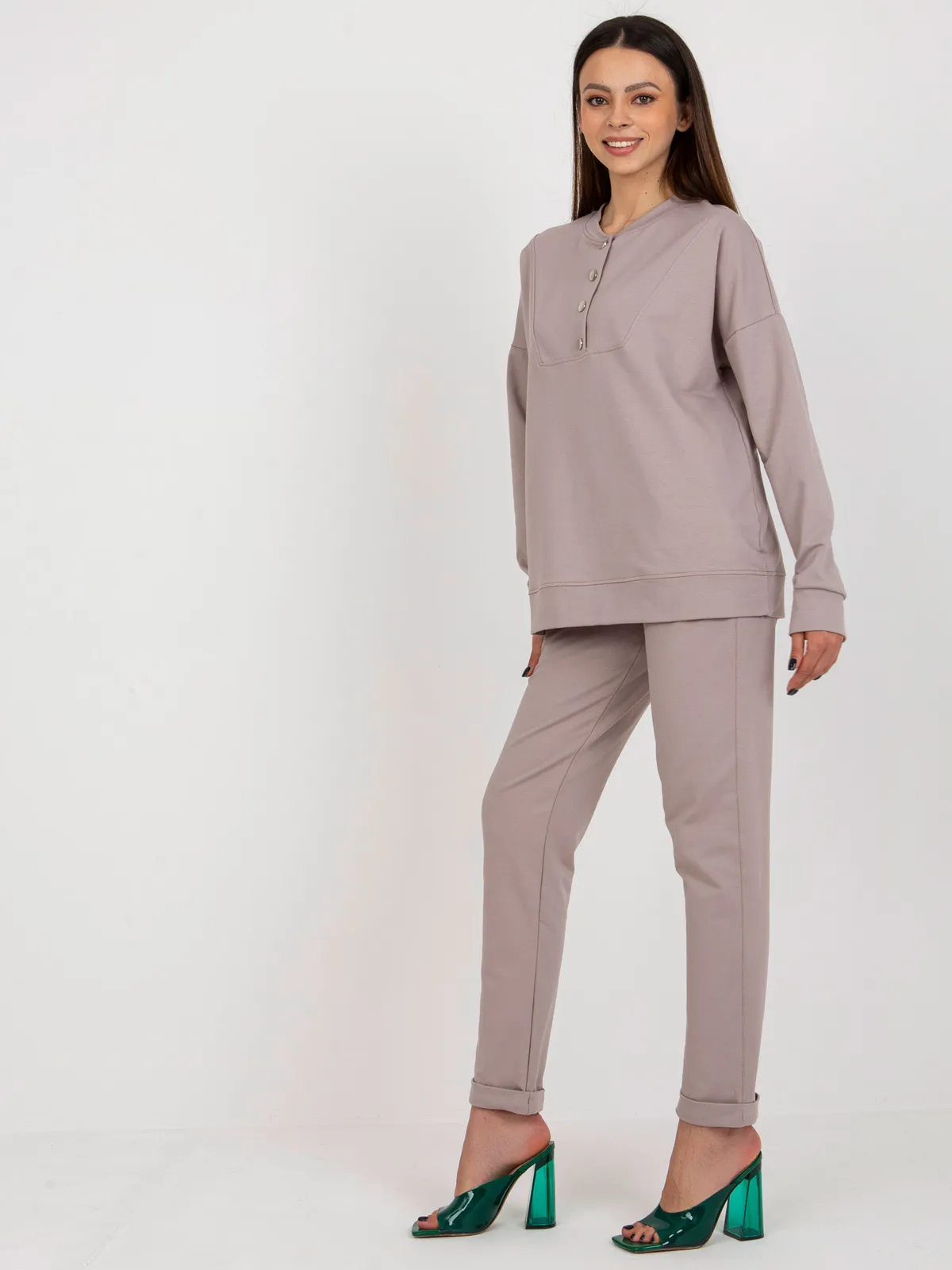 Camelowy komplet casualowy z bluzą - zdjęcie 4