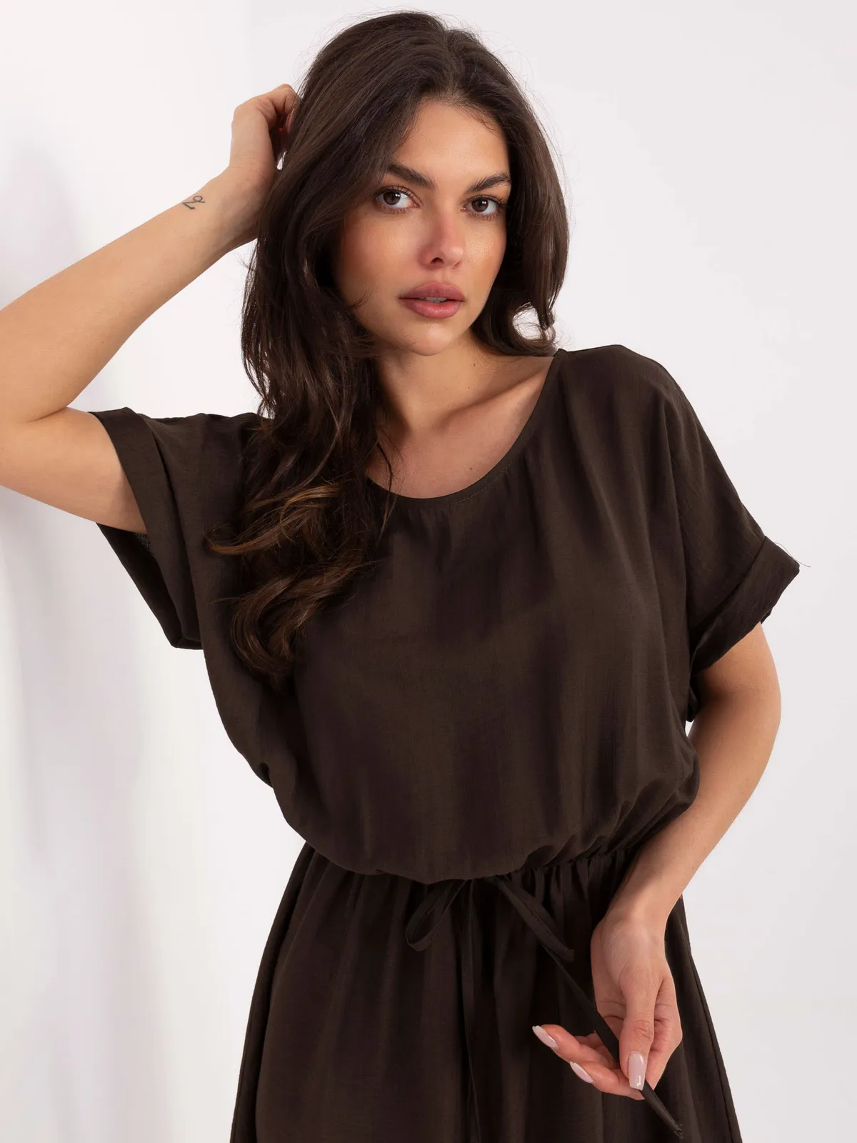 Casualowa sukienka z wiązaniem w talii - zdjęcie 1